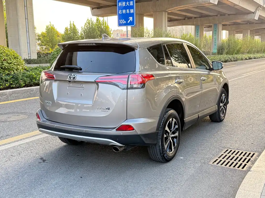 Toyota RAV4 — миниатюра 6