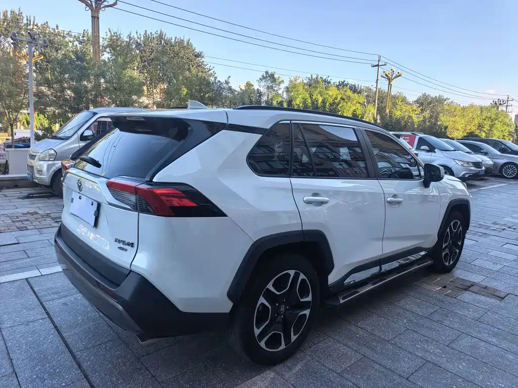 Toyota RAV4 — миниатюра 9