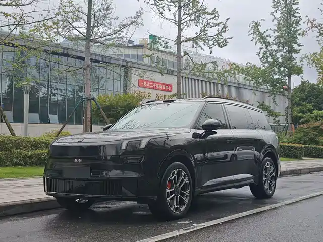 2025 Lynk & Co 900
