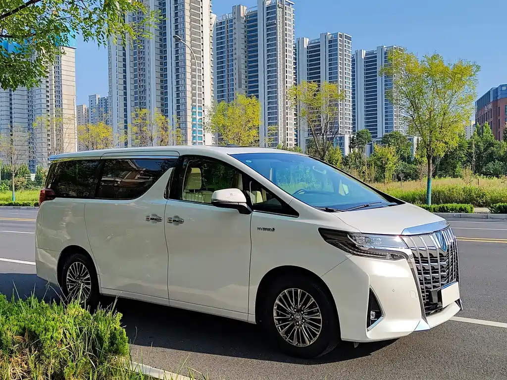 Toyota Alphard — миниатюра 3