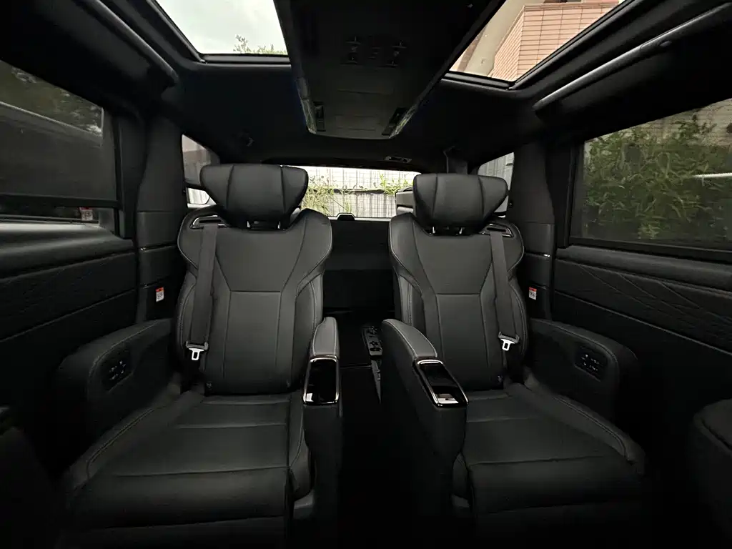 Toyota Alphard — миниатюра 10