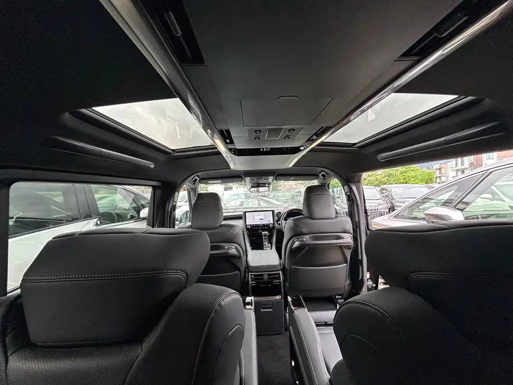 Toyota Alphard — миниатюра 12