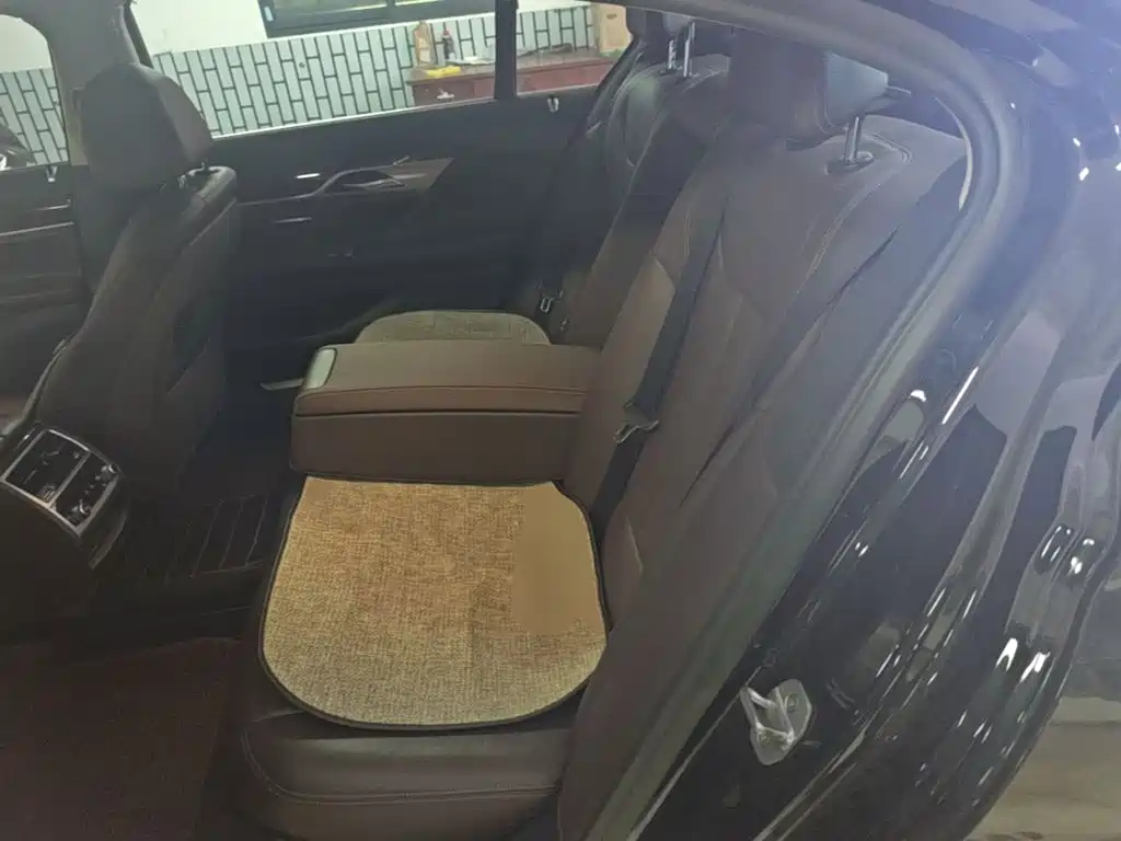 BMW 7 Series — миниатюра 17