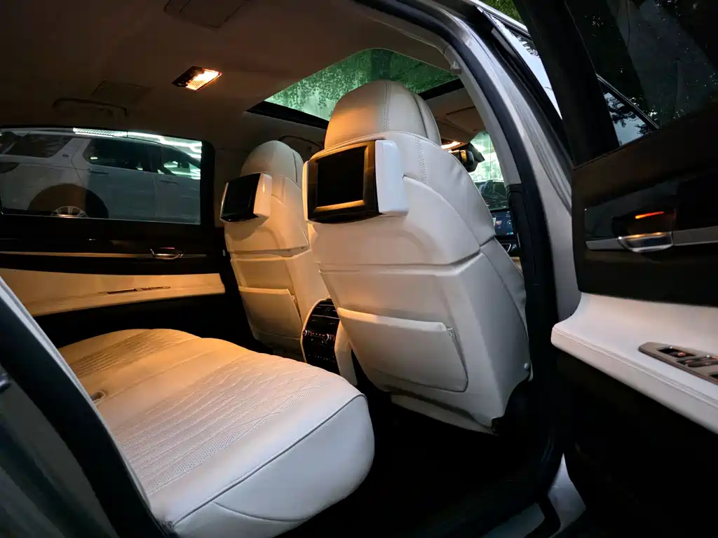 BMW 7 Series — миниатюра 27