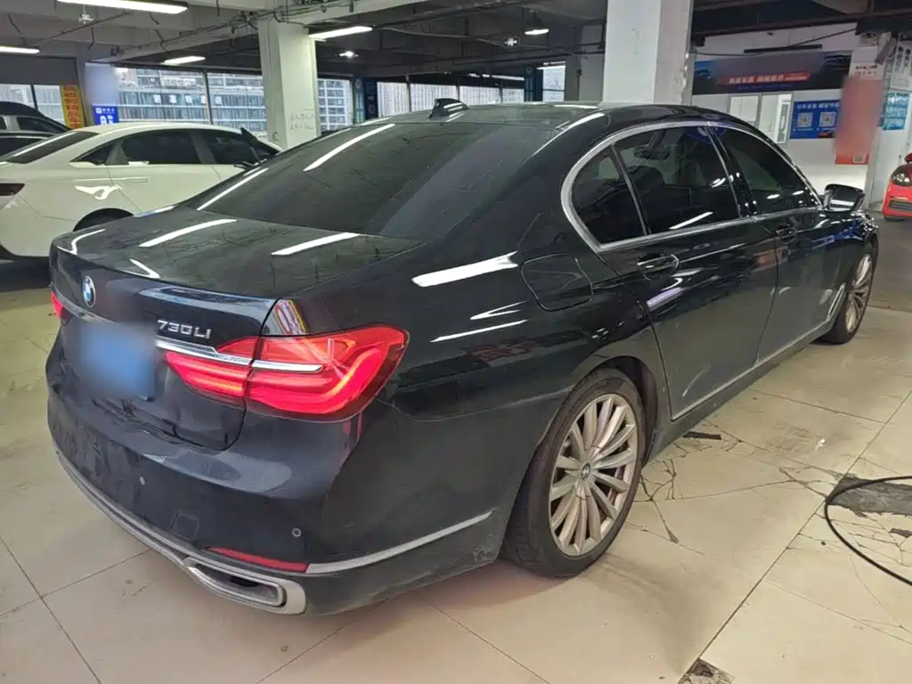 BMW 7 Series — миниатюра 7