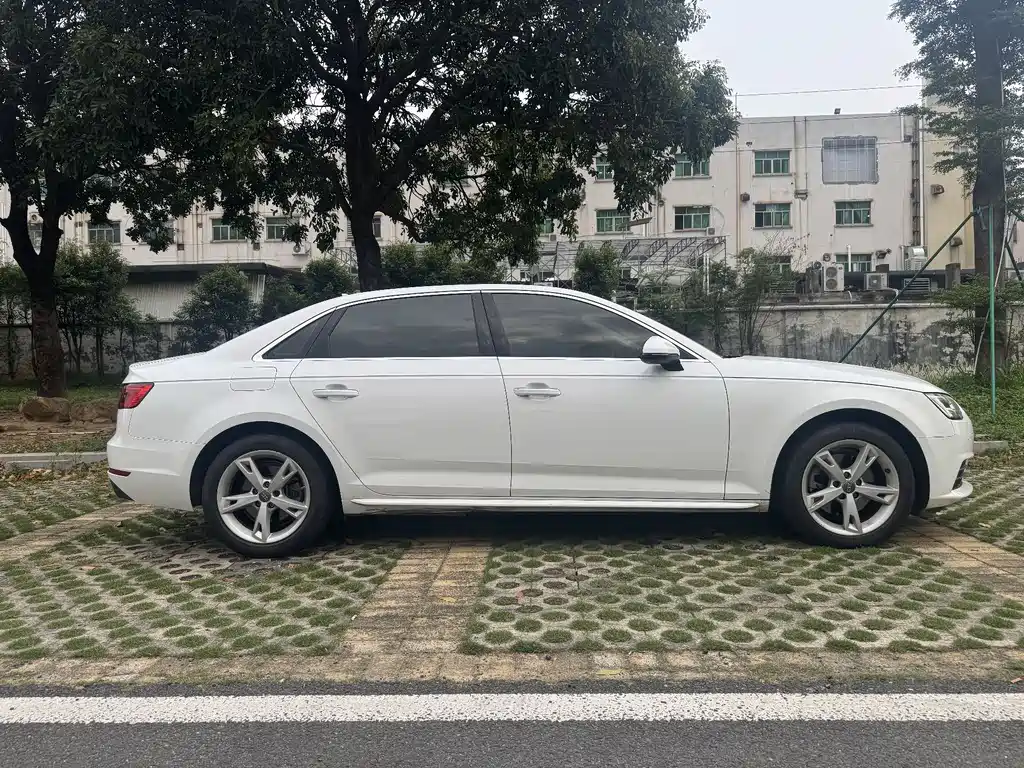 Audi A4L 2017 Plus 40 TFSI Fashion