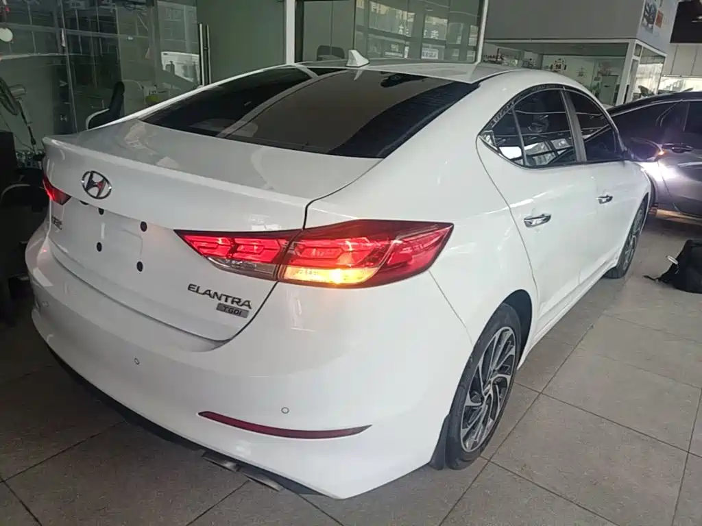 Hyundai Elantra — миниатюра 7