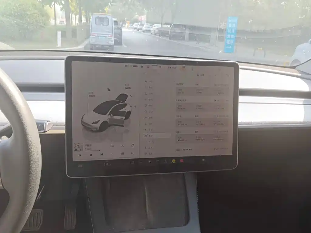 Tesla Model Y — миниатюра 12