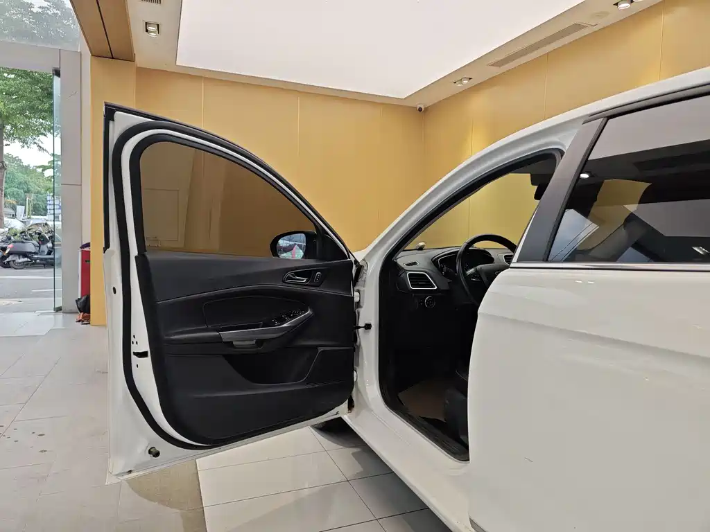 Ford Escort 2019 1.5L AT Enjoy V