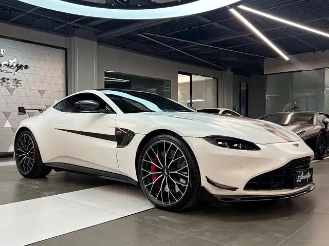 ASTON MARTIN V8 VANTAGE 2025