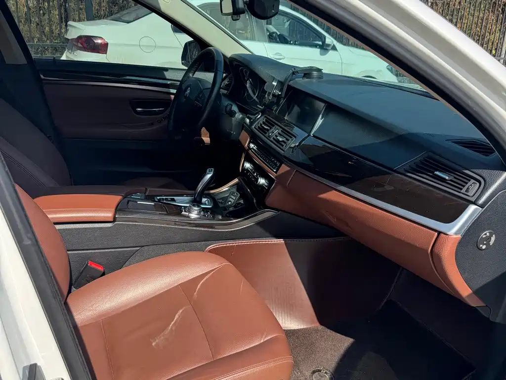 BMW 5 Series — миниатюра 10