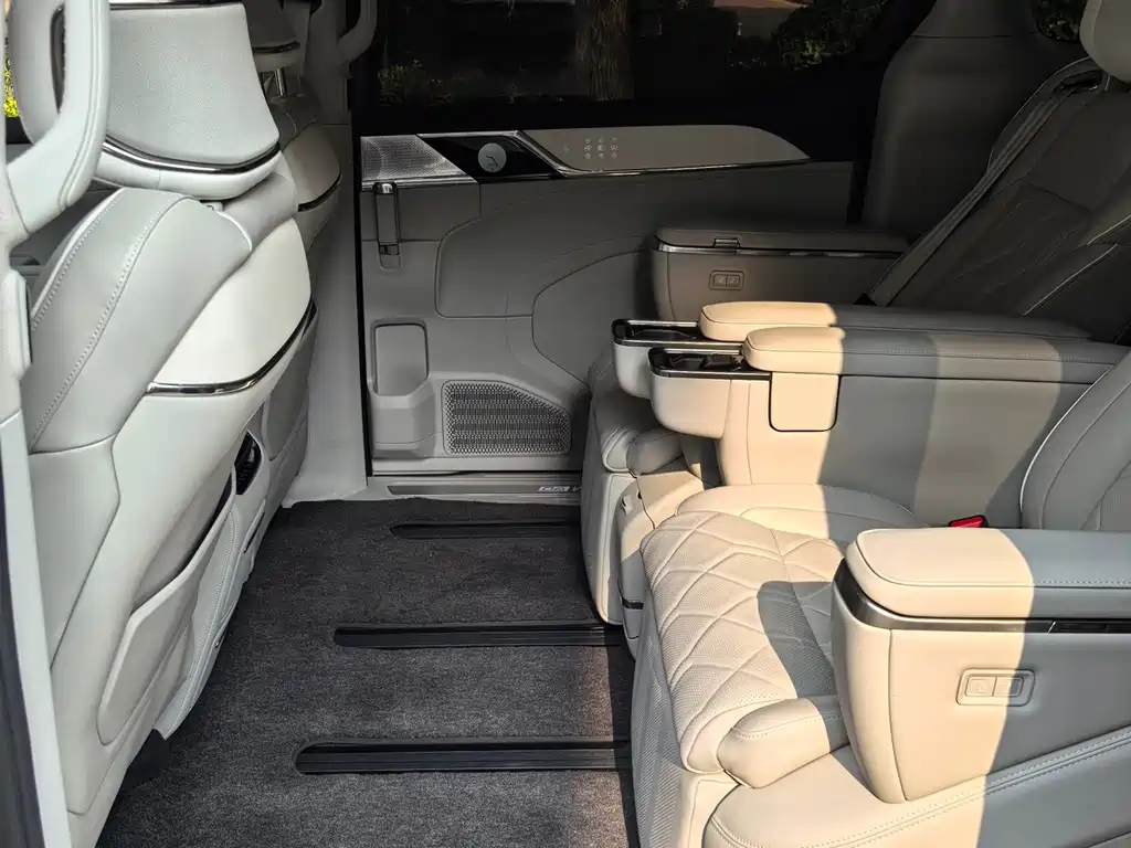 Volvo EM90 — миниатюра 3