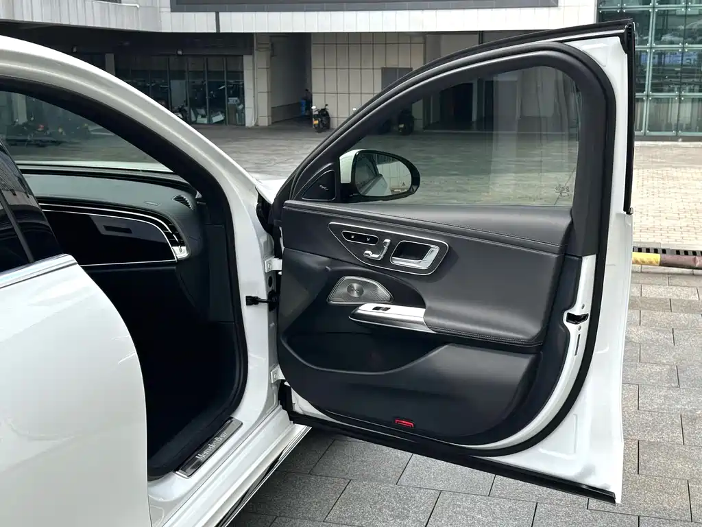Mercedes-Benz E-Class — миниатюра 7