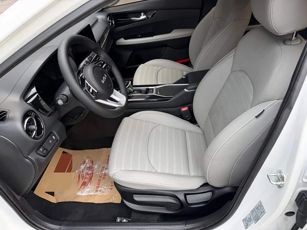 Kia K3 1.5 л 2023 г. Белый, пробег 34400 км