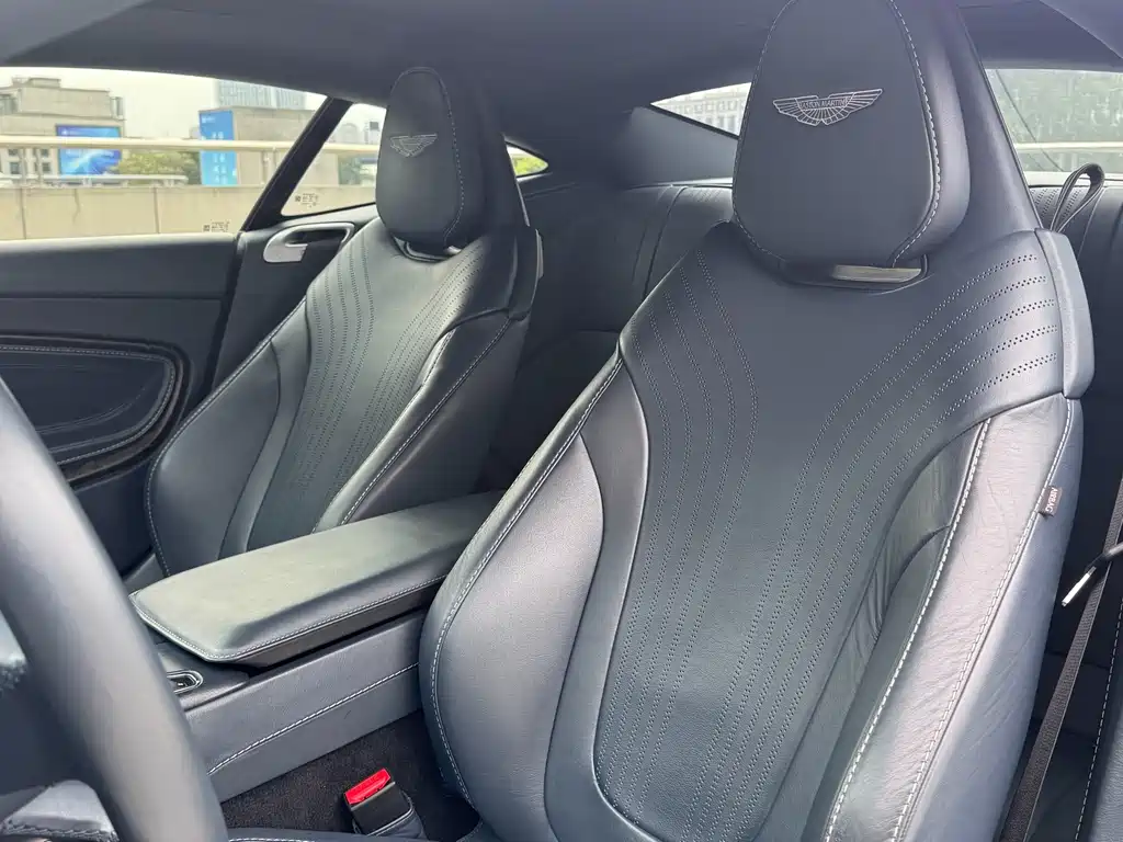 Aston Martin DB11 — миниатюра 11
