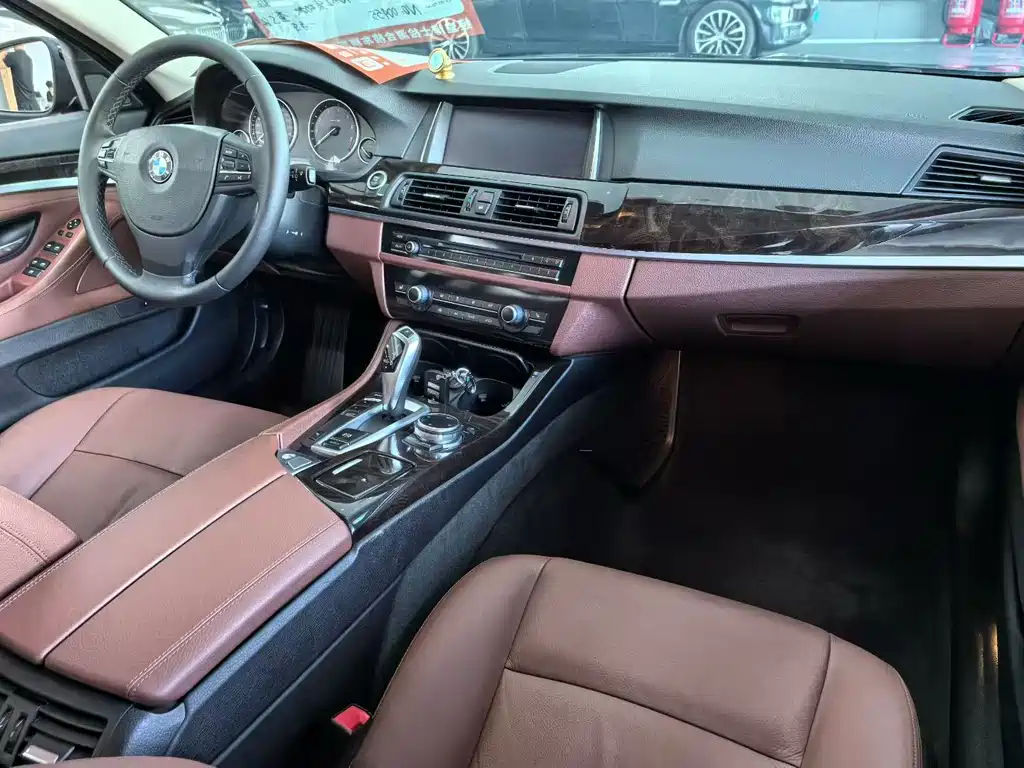 BMW 5 Series — миниатюра 7