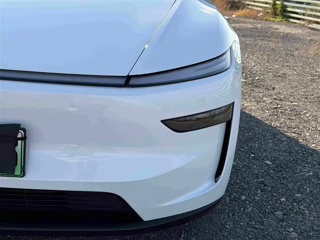 Tesla Model Y — миниатюра 13