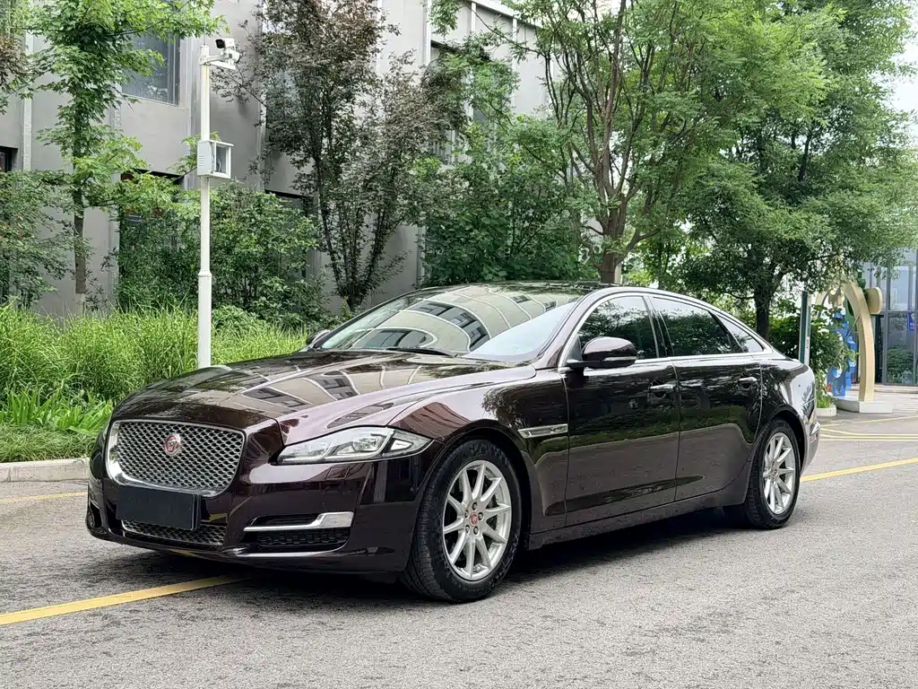 Jaguar XJ