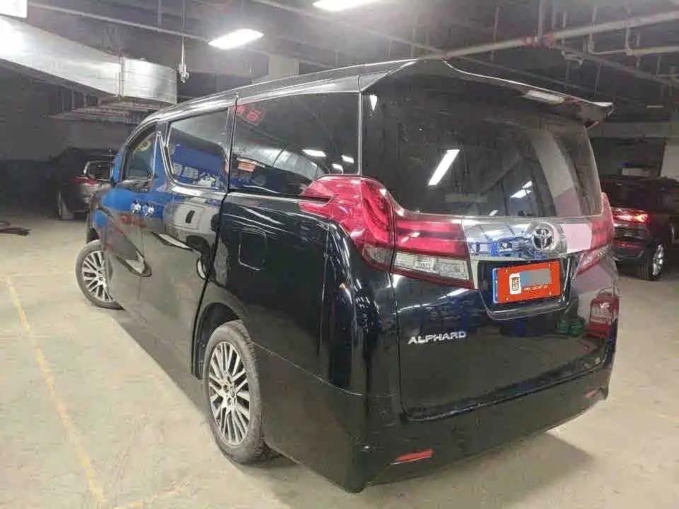 Toyota Alphard — миниатюра 3