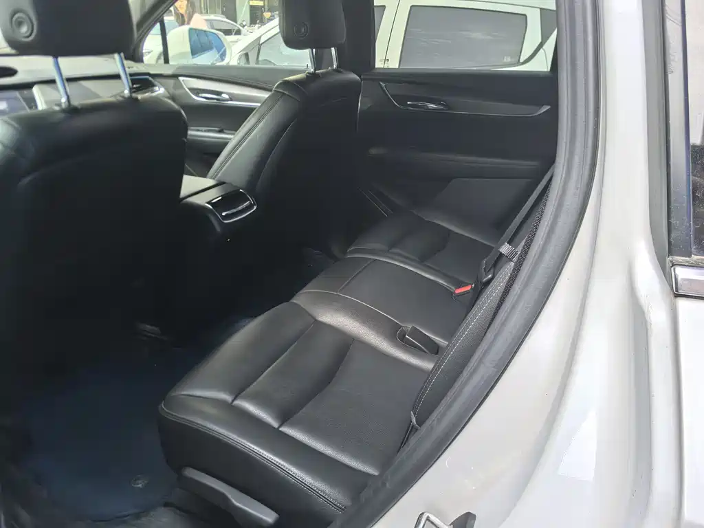 Cadillac XT6 2020 28T мест