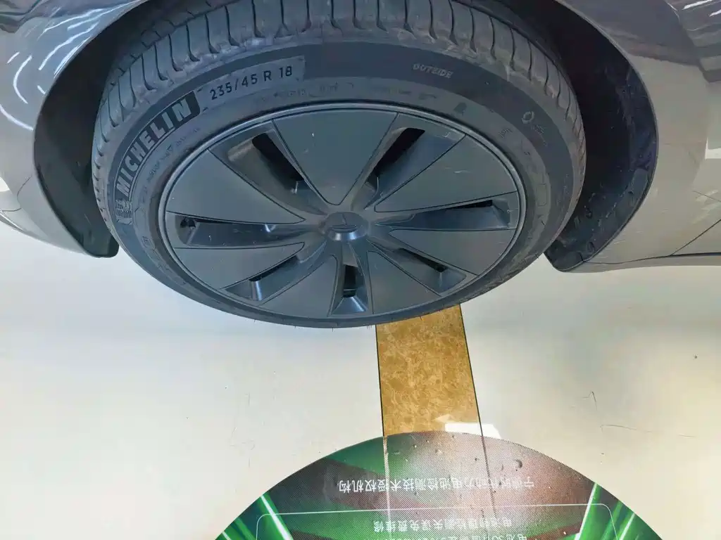 Tesla Model 3 — миниатюра 8