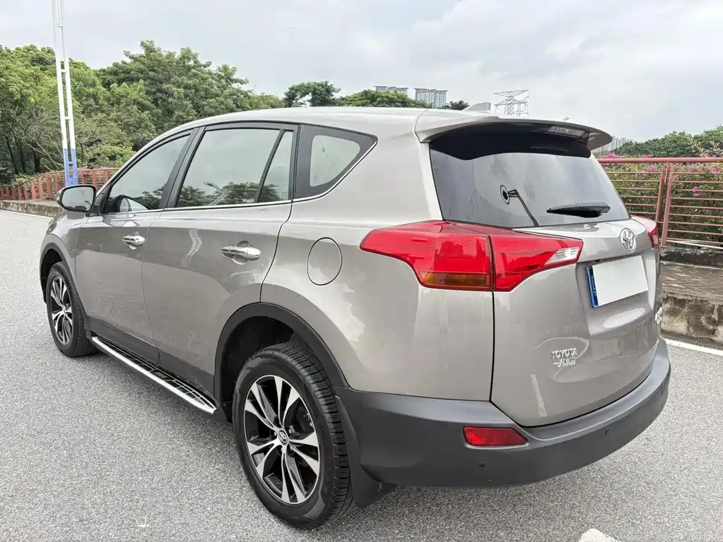 Toyota RAV4 — миниатюра 6