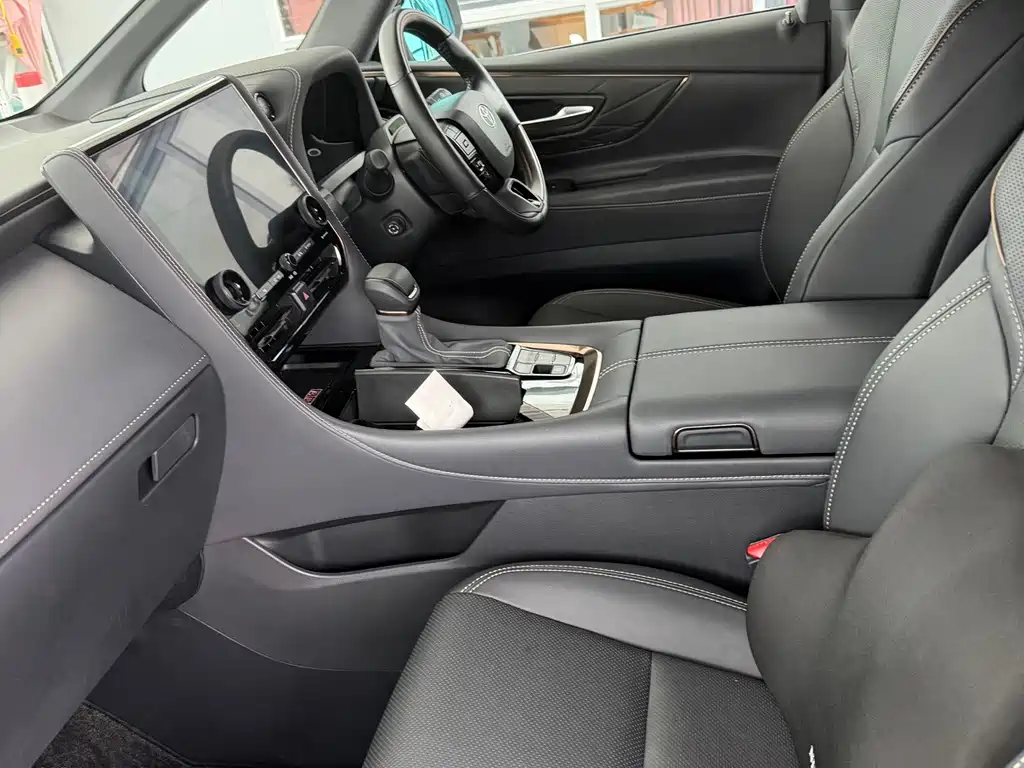 Toyota Alphard — миниатюра 6