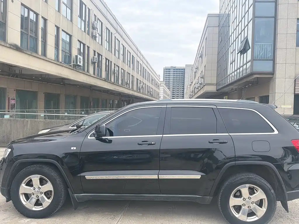 Jeep Grand Cherokee (Import) — миниатюра 4