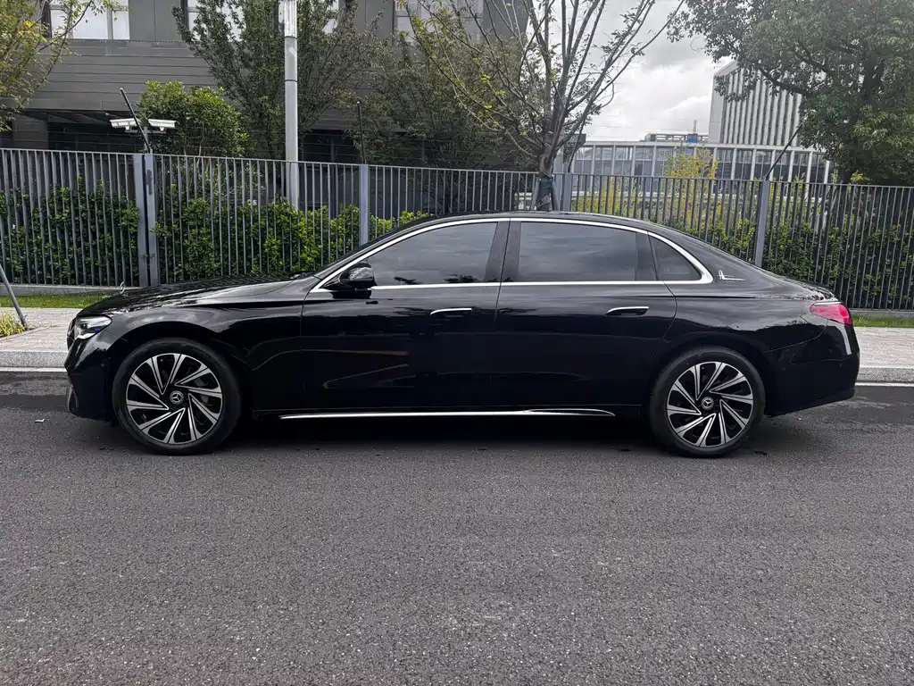 Mercedes-Benz E-Class — миниатюра 2