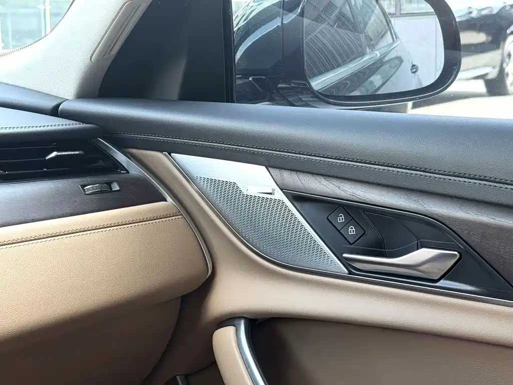Jaguar XFL — миниатюра 6