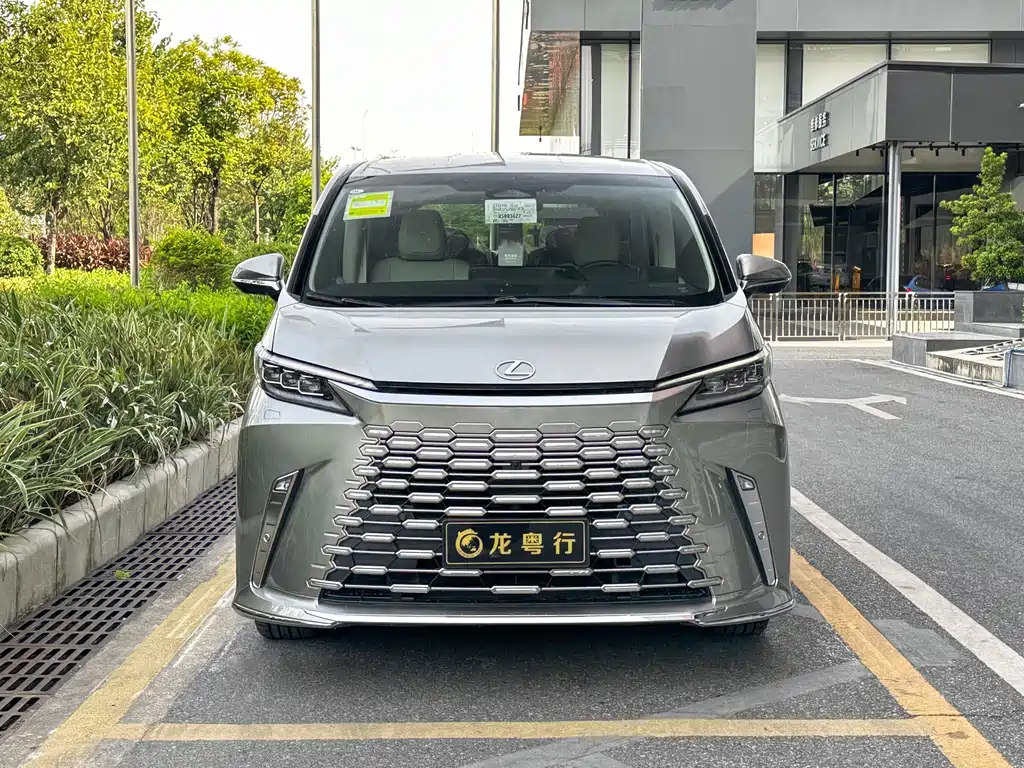 Lexus LM 0
