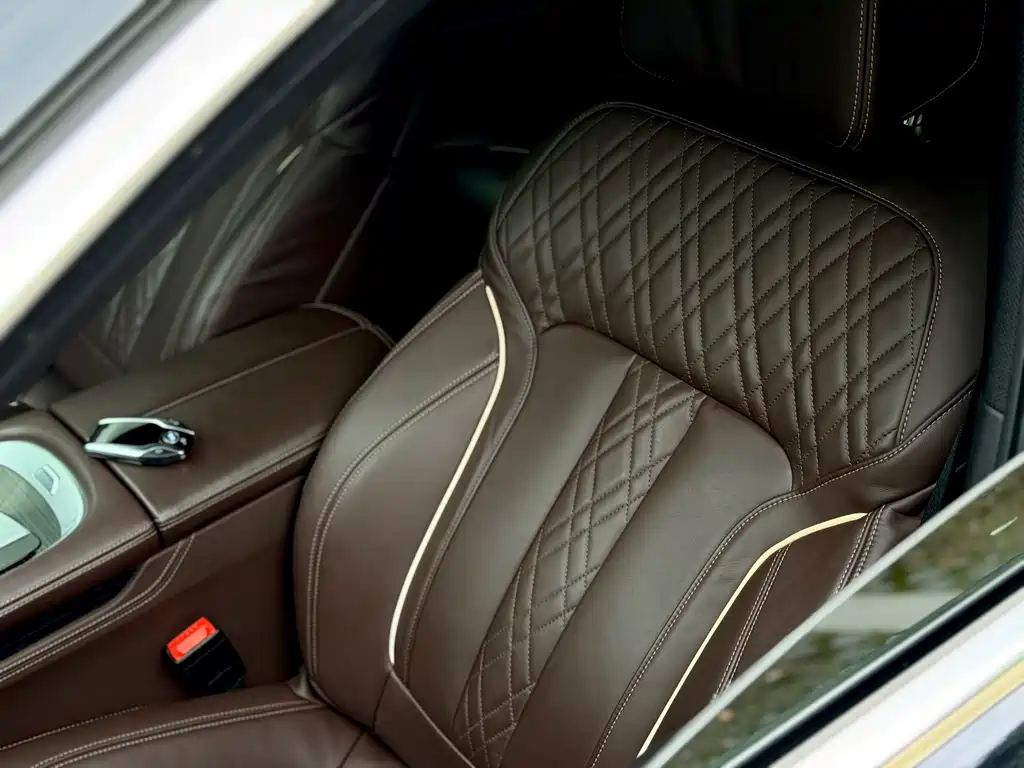 BMW 7 Series — миниатюра 13