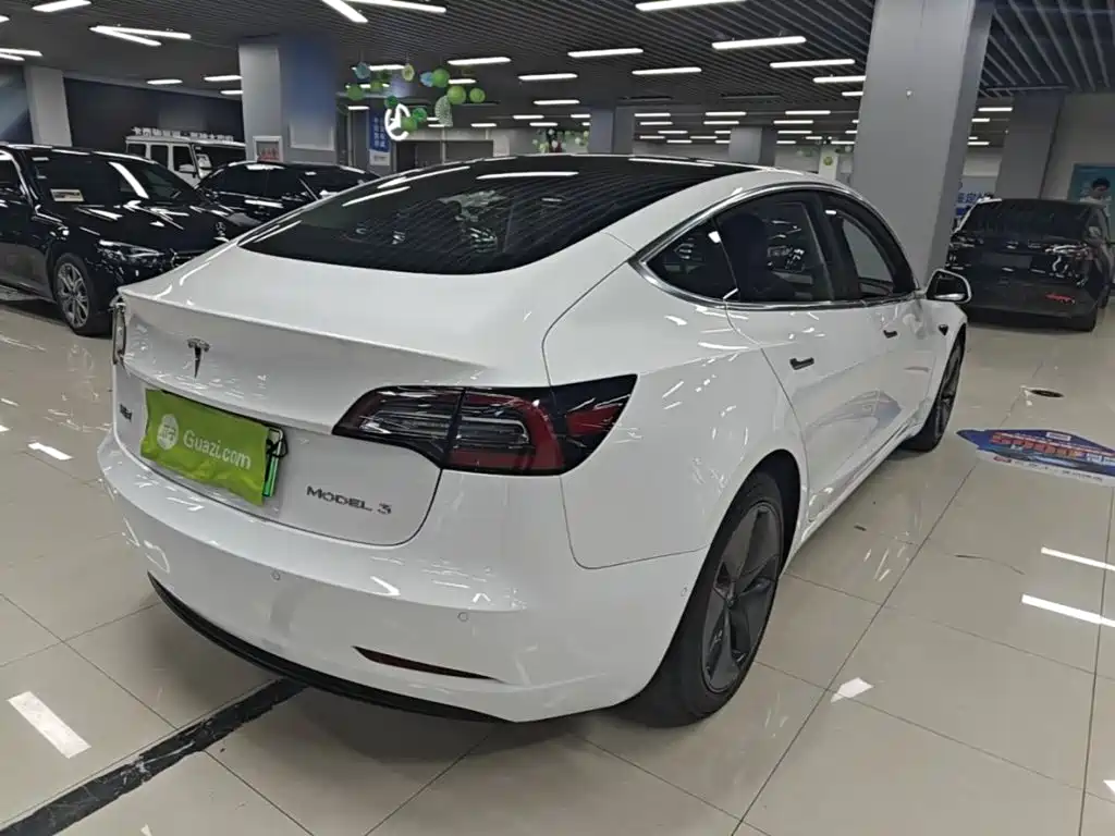 Tesla Model 3 — миниатюра 7