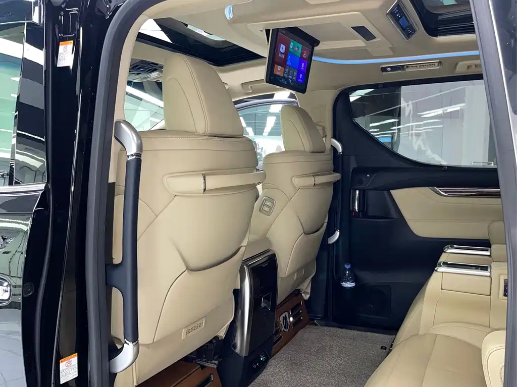 Toyota Alphard — миниатюра 19