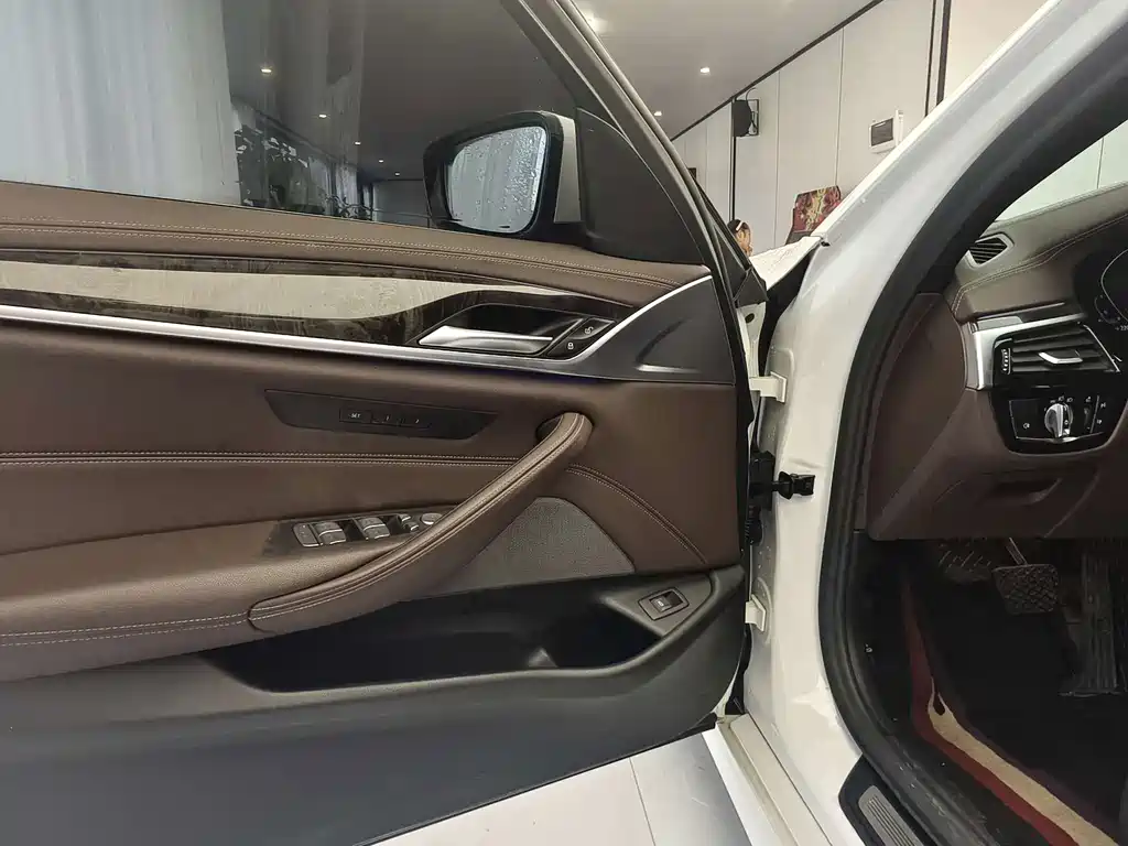 BMW 5 Series — миниатюра 4