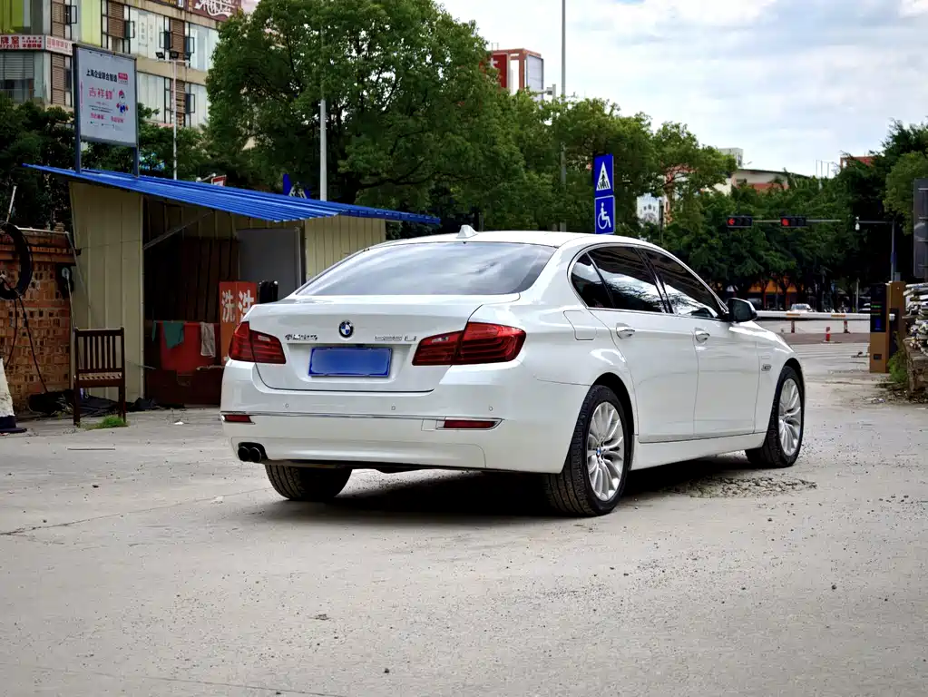 BMW 5 Series — миниатюра 11