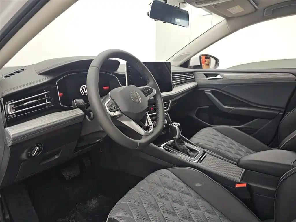 Volkswagen Sagitar 2025 300TSI DSG