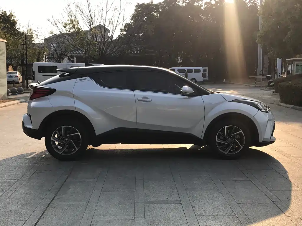 Toyota C-HR 2.0L Luxury Edition, фото 4