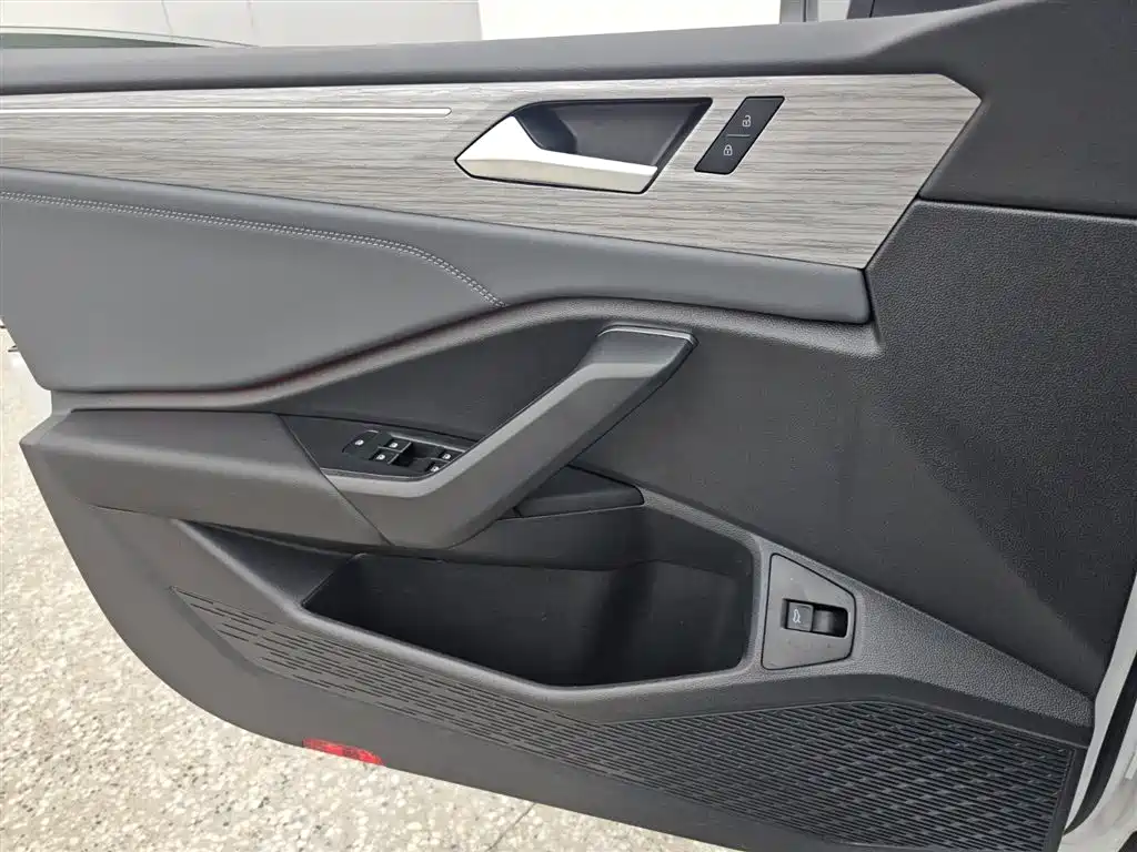 Volkswagen Sagitar 2025 300TSI DSG