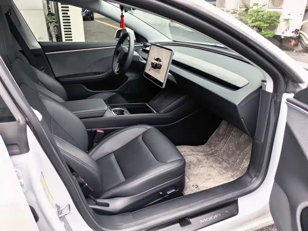 Tesla Model 3 — миниатюра 8