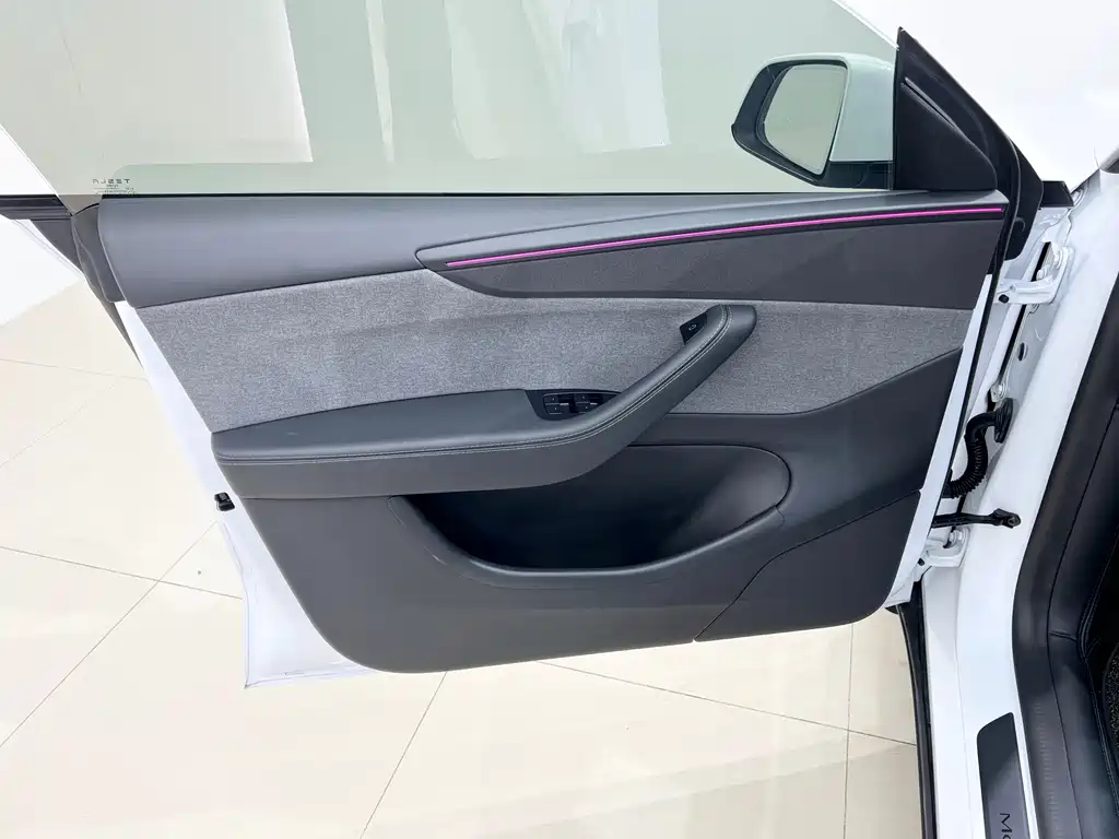 Tesla Model Y — миниатюра 18