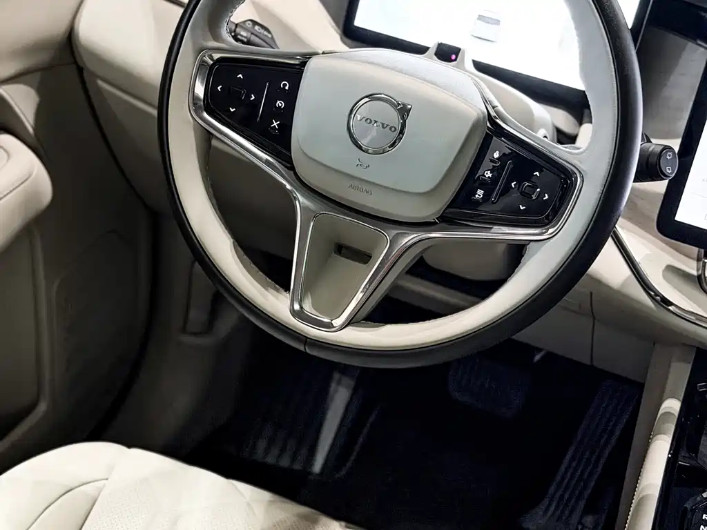 Volvo EM90 2025 Ultra мест