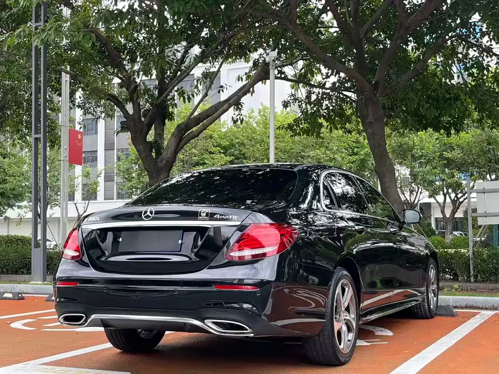 Mercedes-Benz E-Class — миниатюра 9