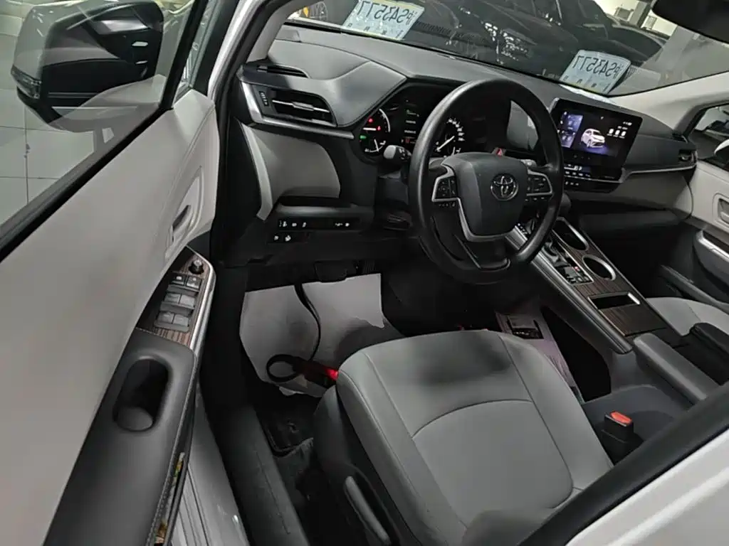 Toyota Granvia — миниатюра 16