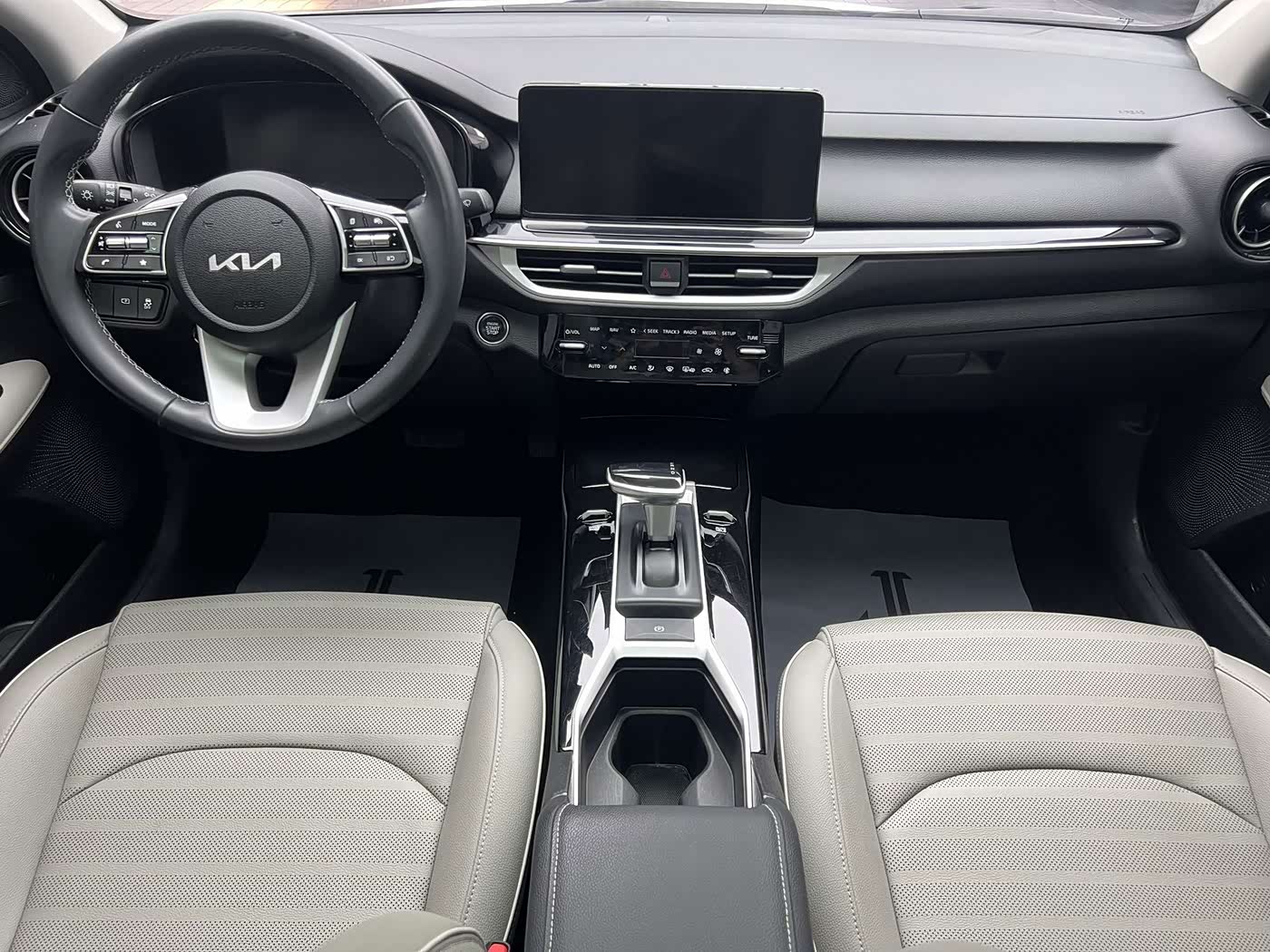 Kia K3 1.5 л 2023 г. Белый, пробег 28000 км