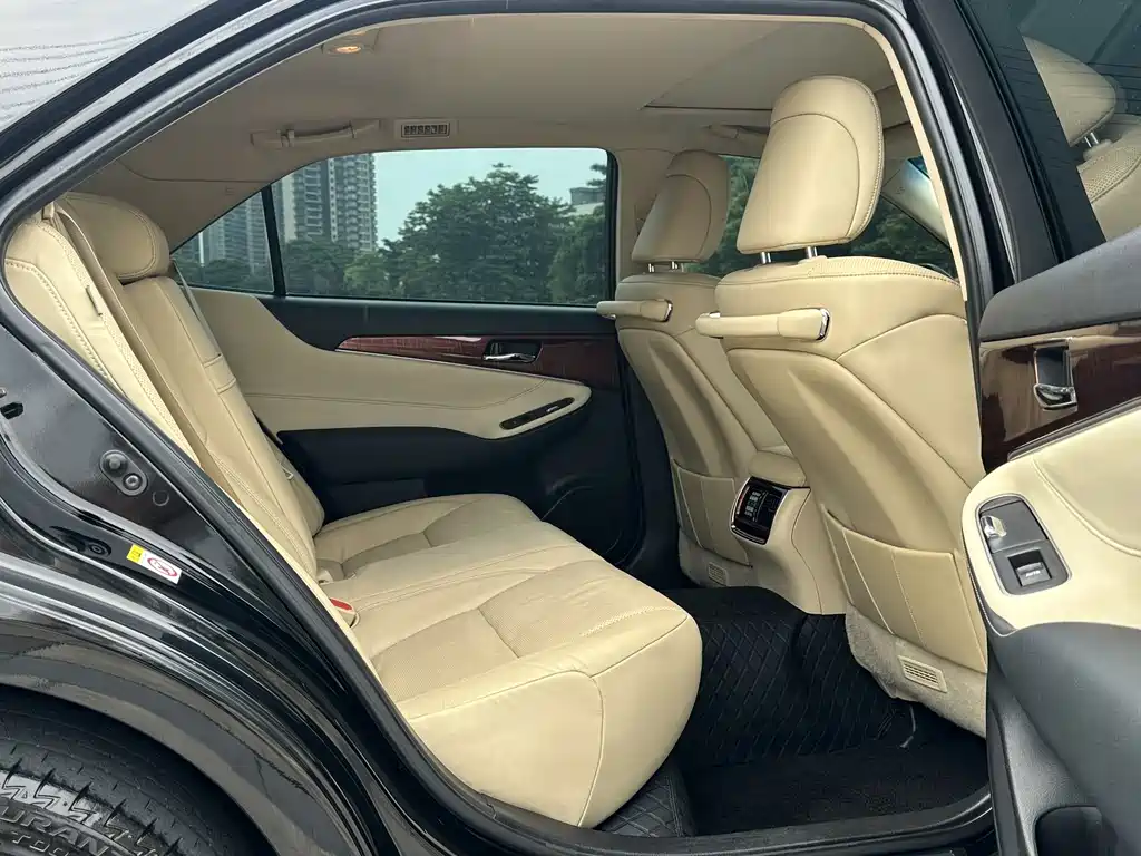 Toyota Crown — миниатюра 9