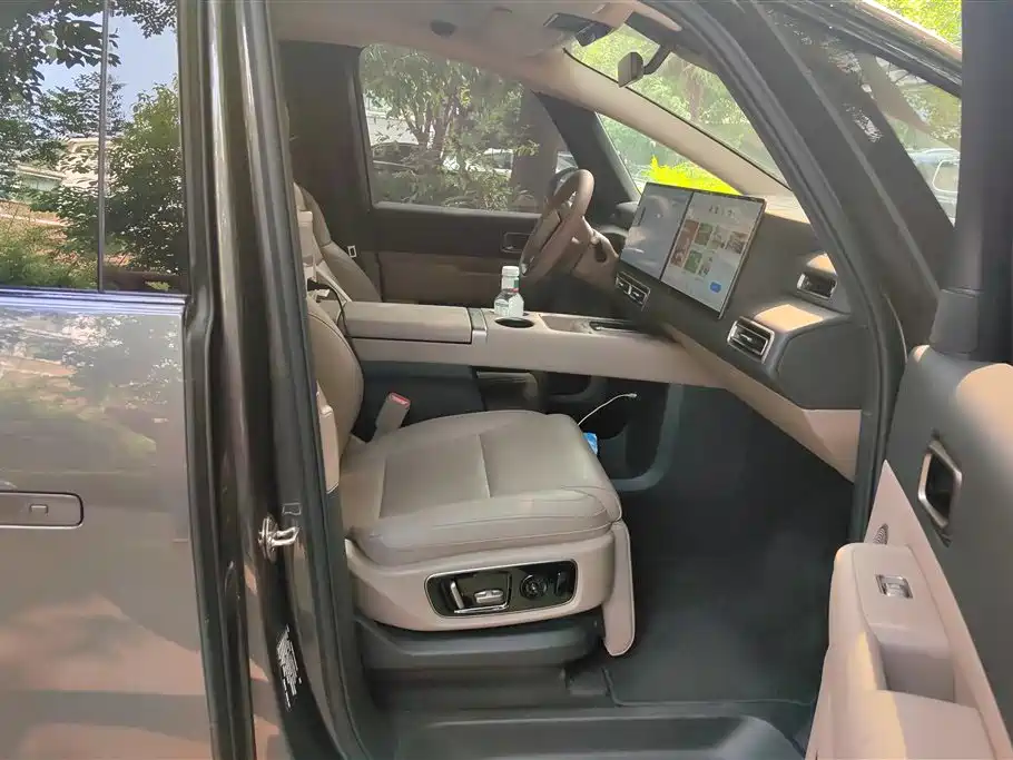 Li Auto MEGA 2025 Home
