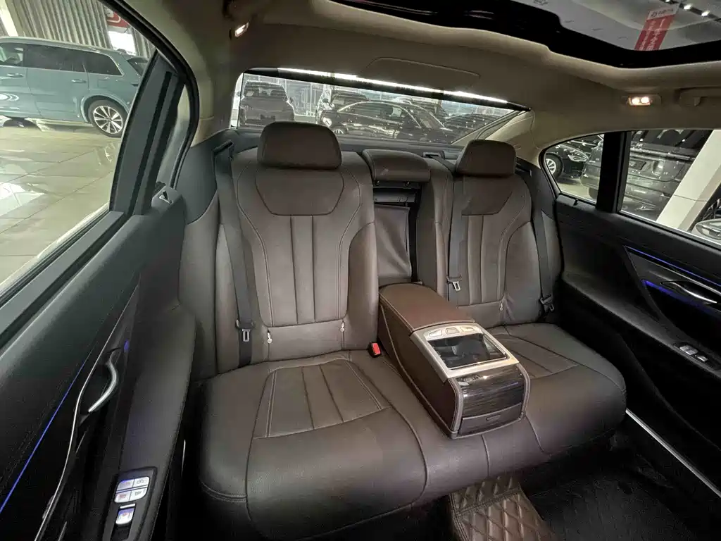 BMW 7 Series — миниатюра 16