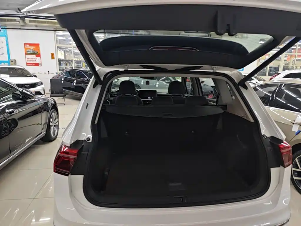 Volkswagen Tiguan L — миниатюра 19