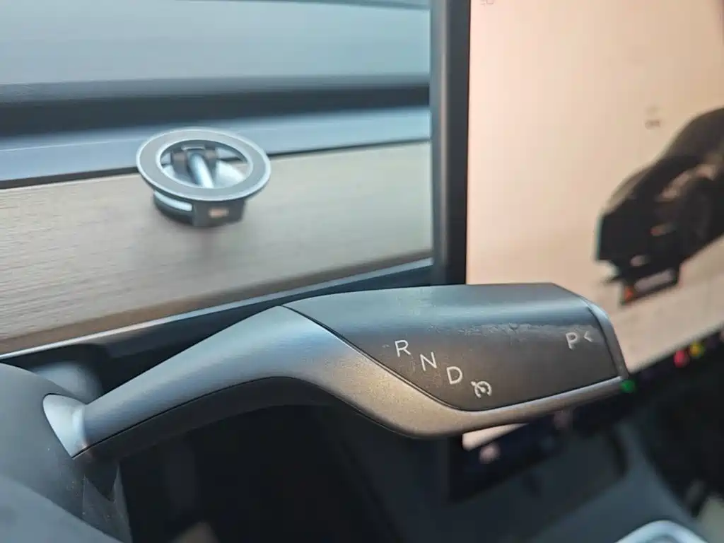 Tesla Model Y — миниатюра 14
